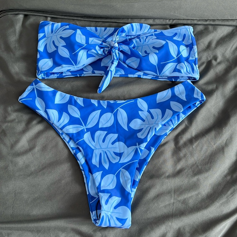 Floral strapless bikini